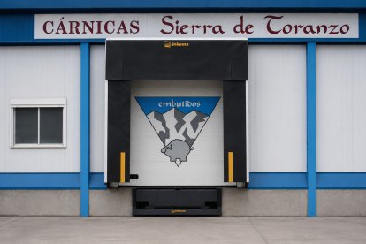 Muelle de carga de Cárnicas Sierra de Toranzo.