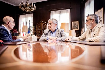 Javier Antón en la reunión con los responsables de Iberaval, Pedro Pisonero y Rubén Moreno.