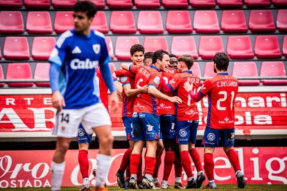 Una quincena de ex rojillos busca equipo para el curso 26-27.