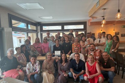Amalia Pascual junto a sus familiares en la celebración de su cumpleaños.