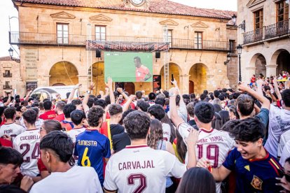 La pantalla gigante instalada en la Plaza Mayor atrajo a una afición entregada
