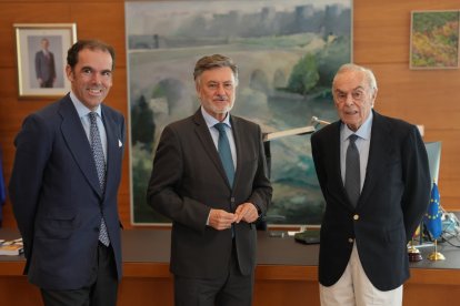 El presidente de las Cortes y de la Fundación Castilla y León, Francisco Vázquez, y el presidente de la Fundación Duques de Soria, Rafael Benjumea, han firmado este miércoles un convenio de colaboración.