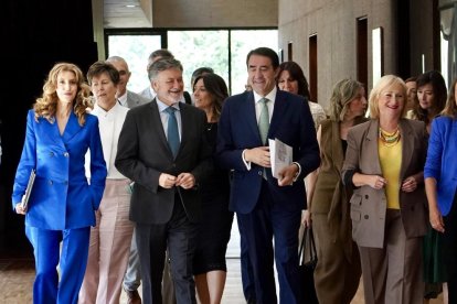 El consejero de Industria, Universidades, Empleo y Comercio, Juan Carlos Suárez-Quiñones, comparece en las Cortes para presentar el programa de actuaciones de su departamento en la XII legislatura.