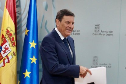 El consejero de Economía y Hacienda y portavoz, Carlos Fernández Carriedo, comparece en rueda de prensa posterior al Consejo de Gobierno.
