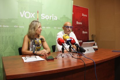 Los concejales de Vox en el Ayuntamiento de Soria, Sara López y Fernando Castillo.
