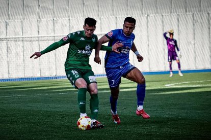 El nuevo jugador rojillo durante un partido con el Ourense C.F.
