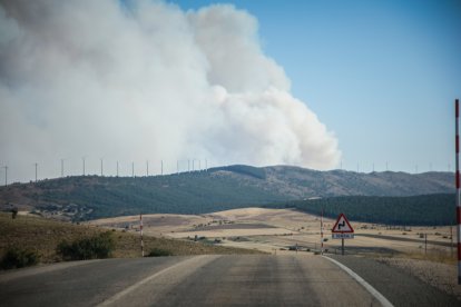 Columna de humo en la vecina provincia de Guadalajara como consecuencia del incendio.