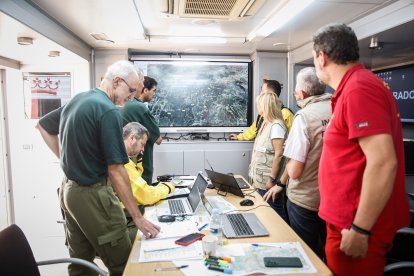 El director general de Prevención y Extinción de Incendios, Ángel Sánchez, y la delegada territorial, Yolanda de Gregorio, han visitado el Puesto de Mando Avanzado ubicado en la localidad soriana de Barcones.
