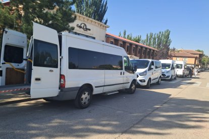 Vehículos que transportan a los ancianos de vuelta desde Retortillo  a Arcos.