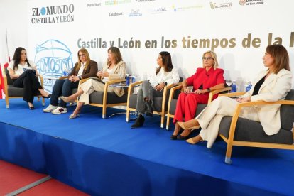 Alicia Calvo, Noelia González, Nuria González, Nuria Rubio, Pilar Garcés y Carmen San Martín, en la primera mesa del foro Somos Castilla y León.