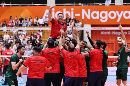 Alberto Toribio es subido a hombros por sus jugadores tras lograr Pakistán la medalla de bronce.