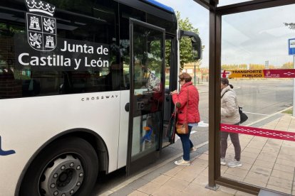 Pasajeros subiendo a un bus del servicio Buscyl, en una imagen de archivo.