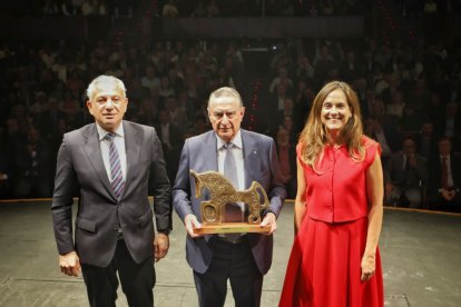 Anselmo García recibió el premio de manos del delegado del Gobierno de Castilla y León, Nicanor Sen, y de la presidenta de Heraldo Diario de Soria, Adriana Ulibarri.