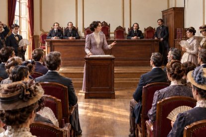 «El salón de actos —hoy «Salón Rojo»— estaba abarrotado». Imagen generada con IA.