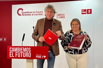 El secretario autonómico del PSOE y procurador por Soria, Carlos Martínez, junto a la también procuradora Esther Pérez, con el tomo de los presupuestos 2027.