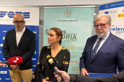 Joan Riera (i), Inés Ortega y Santiago Aparicio presentan las jornadas 'ConexiONE' en el Campus de Soria.