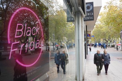 Comercios con publicidad del Black Friday.