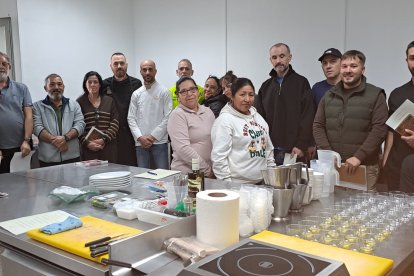 Participantes en el taller de innovación gastronómica de Asohtur.