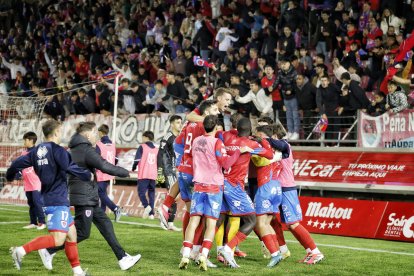 Los jugadores del CD Numancia celebran el pase a la siguiente ronda de la Copa del Rey.
