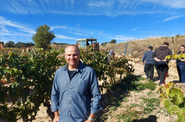 José Luis Sanz posa entre las viñas de las que salen sus vinos de 'Camino Soria'.