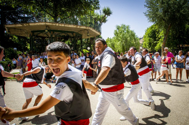 Desfile de peñas en el Domingo de calderas - MARIO TEJEDOR (2)