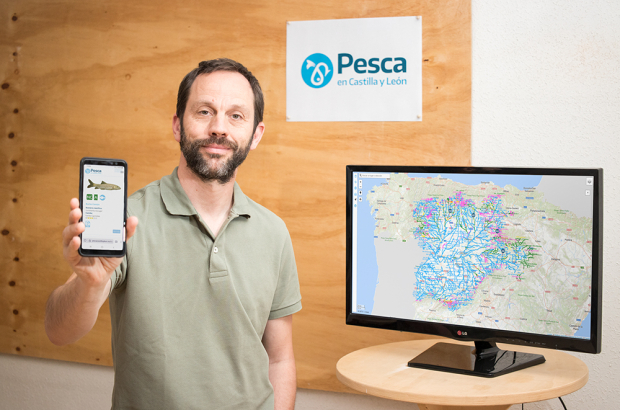 Rodrigo Gómez, del Cesefor, muestra el portal ‘Pesca en Castilla y León’ . GONZALO MONTESEGURO