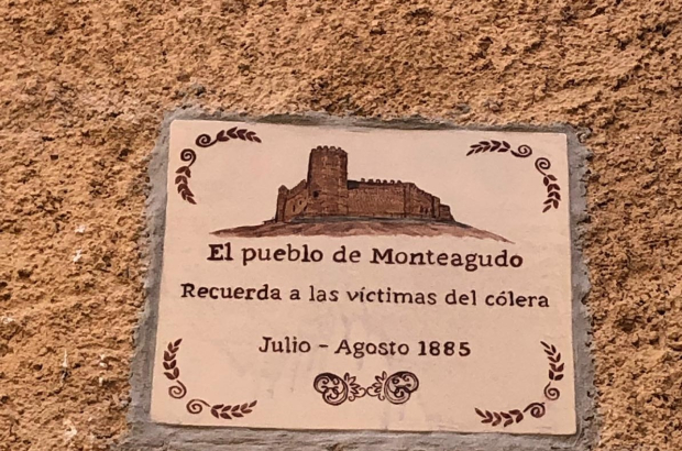 Imagen de la placa colocada en Monteagudo.-HDS