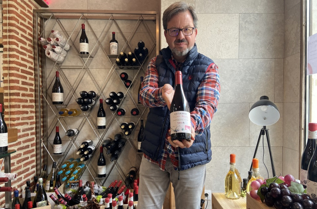 Javier Rodríguez, con su vino Las Tierras de Javier Rodríguez, enmarcado en la Denominación de Origen Toro