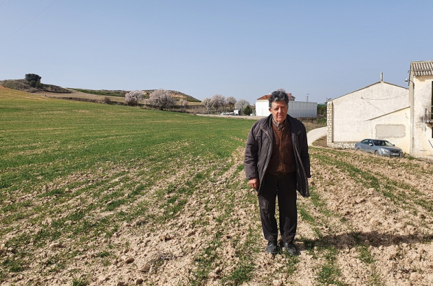 Juan Díaz camina por un terreno agrícola en la localidad burgalesa de Fuentelcésped. / L. VELÁZQUEZ