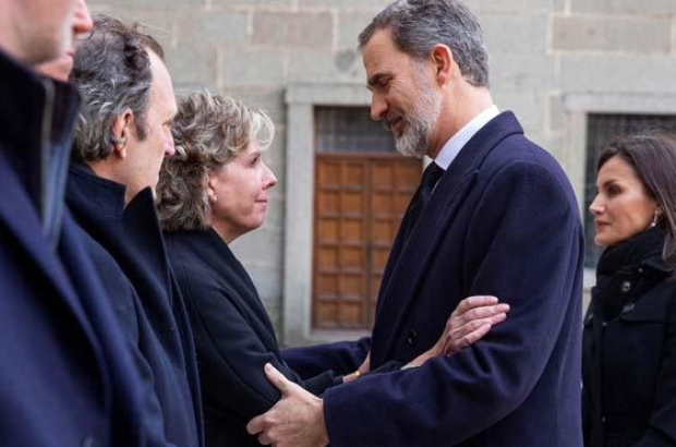 Los reyes Felipe y Letizia, en el funeral por la infanta Pilar junto a la familia y representantes de las instituciones.-EFE