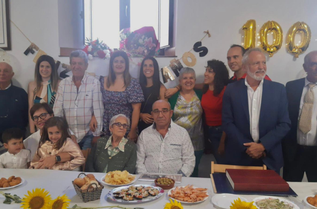 Felipa Yubero junto a sus familiares y autoridades en la celebración de su centenario.