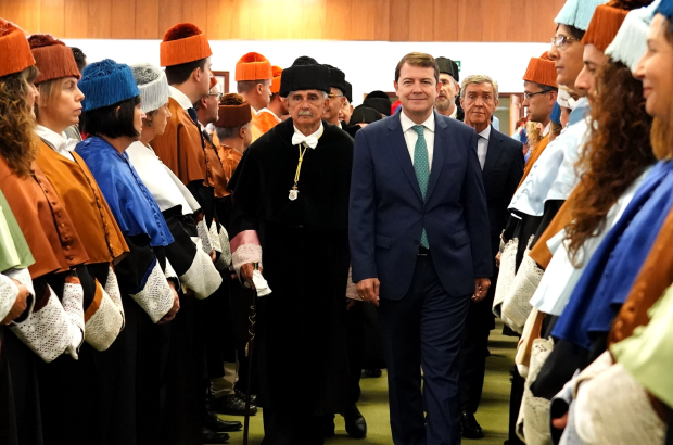 El presidente de la Junta de Castilla y León, Alfonso Fernández Mañueco, inaugura el curso académico 2023-2024 de las Universidades de Castilla y León. Junto a él, el rector de la ULE, Juan Francisco García Marín.