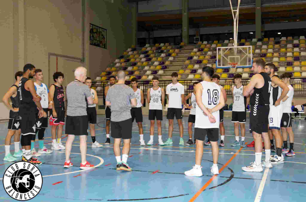 Txus Isabel está trabajando con un amplio grupo de jugadores esta semanas.