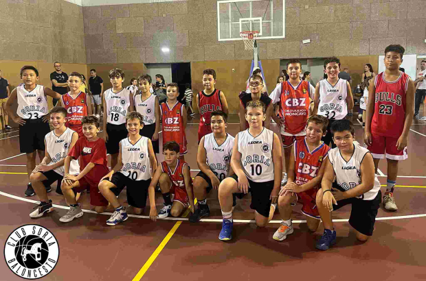 Los alevines del Club Soria Baloncesto posan junto a los del Azulejos Moncayo.