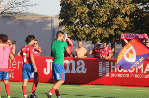 Los jugadores numantinos quisieron celebrar con sus aficionados la victoria conseguida en el añadido.