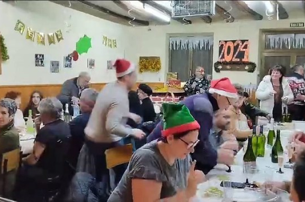 Ventosa de San Pedro, en la zona de Tierras Altas, en Soria, ha vuelto a celebrar por anticipado la Nochevieja, con una cena vecinal en la que no faltaron, por supuesto, las 12 campanadas.
