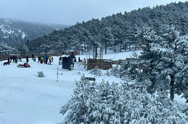 Personas disfrutando de la nieve en el punto de Santa Inés.