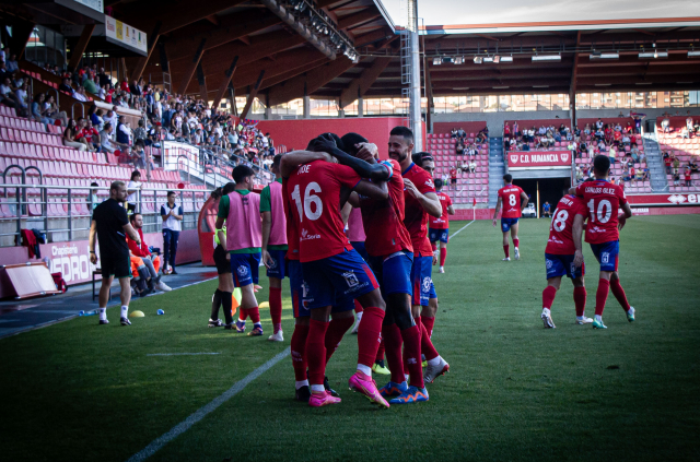 Los jugadores del Numancia celebran uno de los goles de la remontada en la segunda parte ante el Atlético Paso.