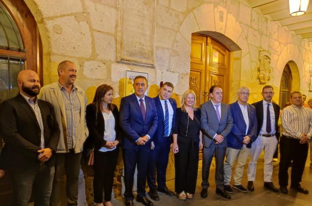 Autoridades en la presentación de El Burgo como uno de los Pueblos Más Bonitos de España.