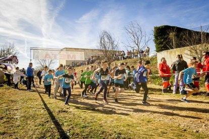 Mañana de atletismo infantil y juvenil que computa para los Juegos Escolares