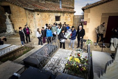 Ofrendas florales y poemas para recordar