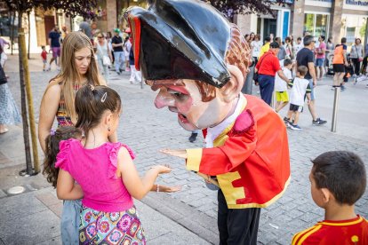 El público infantil disfruta del primer día de cabezudos de este verano.