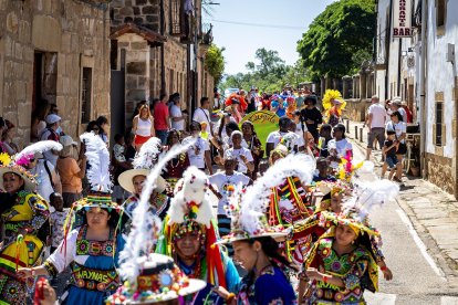 Demostración de folclore de países latinoamericanos en El Royo.
