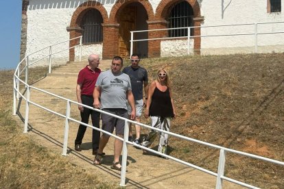 Autoridades bajando por la rampa de acceso a la iglesia.