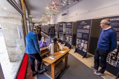 La exposición está ubicada en la galería porticada del Instituto