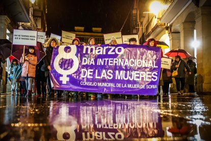 Multitudinaria manifestación del 8M por el centro de Soria.