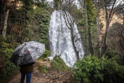 Las lluvias hacen que el agua surja con fuerza de entre las rocas aumentando la belleza de este entorno.