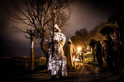 Un recorrido solemne acompañado del canto del miserere