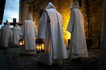 La silenciosa marcha de los cofrades preludio de la resurrección.