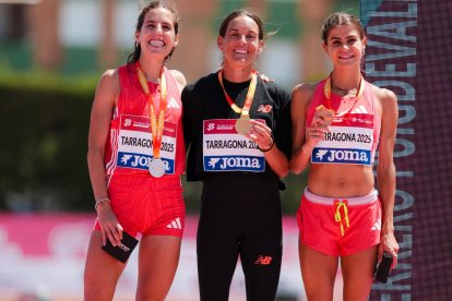 Marta Pérez, Esther Guerrero y Águeda Marqués en el podio del 1.500.